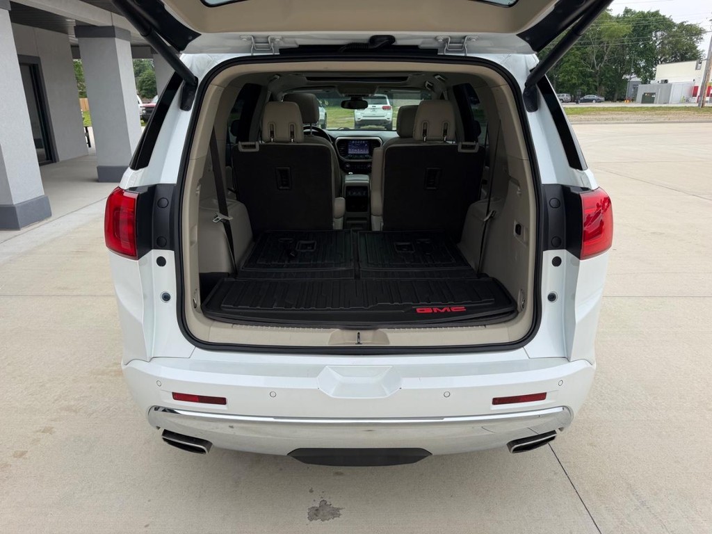 GMC Acadia Vehicle Full-screen Gallery Image 05