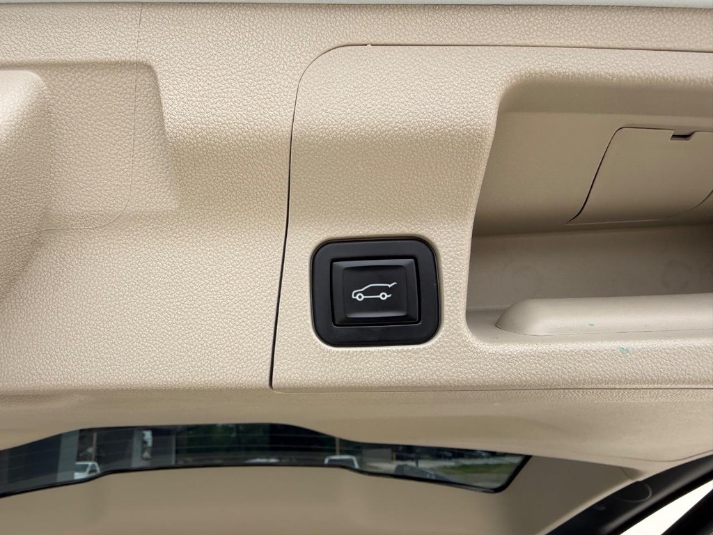 GMC Acadia Vehicle Full-screen Gallery Image 06