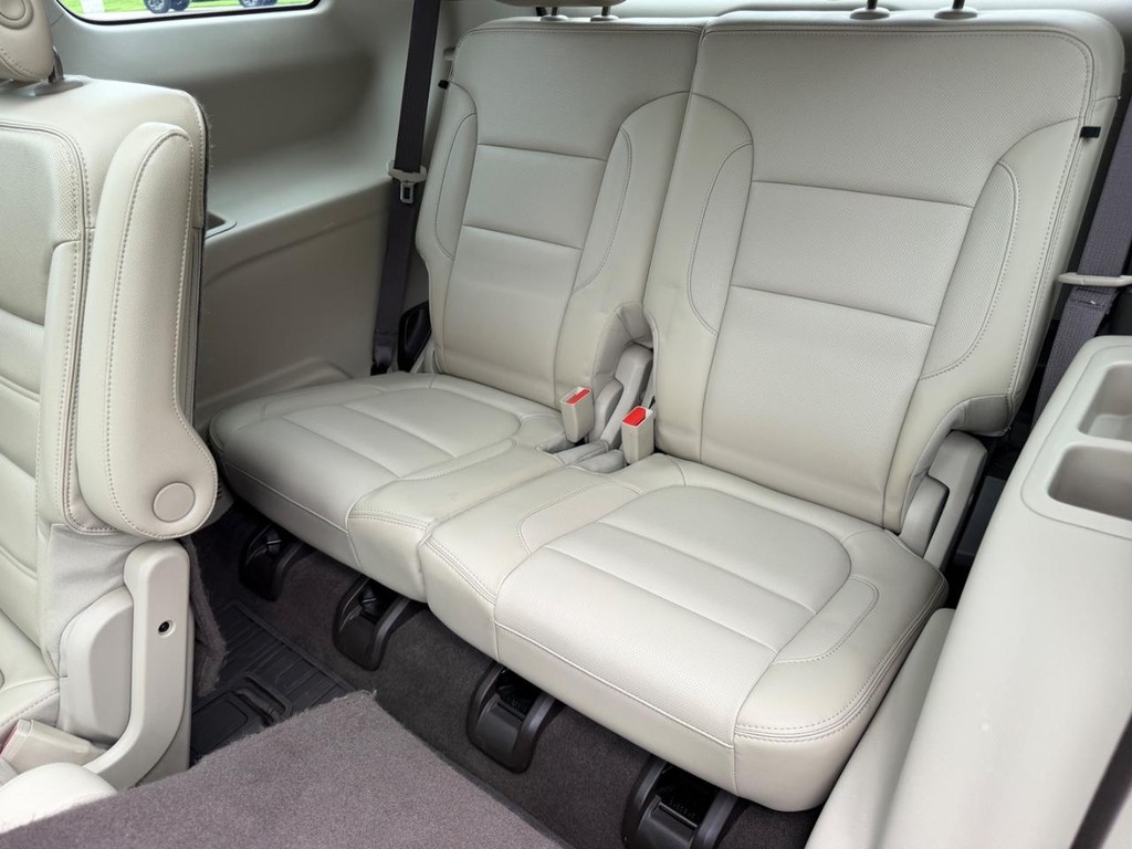 GMC Acadia Vehicle Full-screen Gallery Image 08