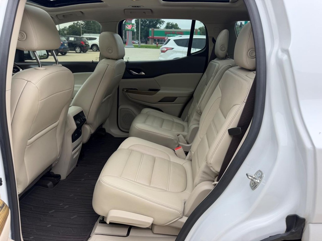GMC Acadia Vehicle Full-screen Gallery Image 09
