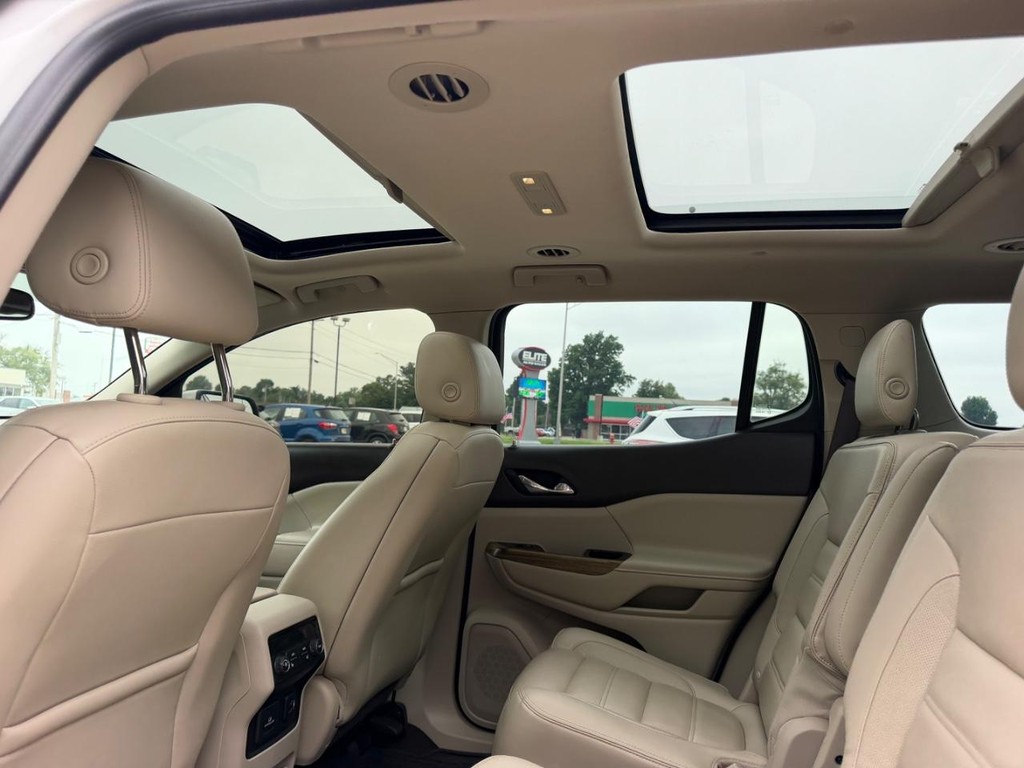 GMC Acadia Vehicle Full-screen Gallery Image 10