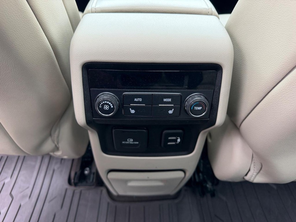 GMC Acadia Vehicle Full-screen Gallery Image 11