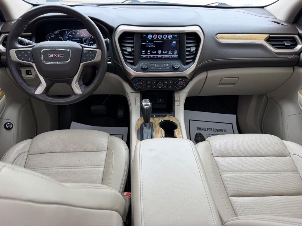 GMC Acadia Vehicle Full-screen Gallery Image 12