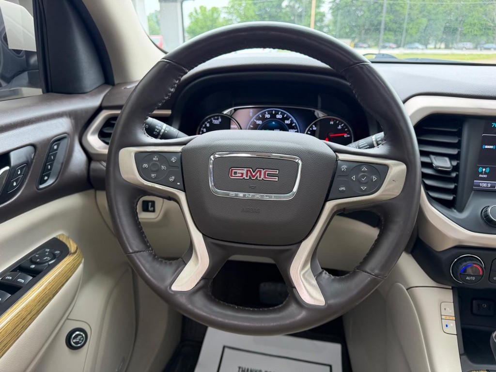 GMC Acadia Vehicle Full-screen Gallery Image 13