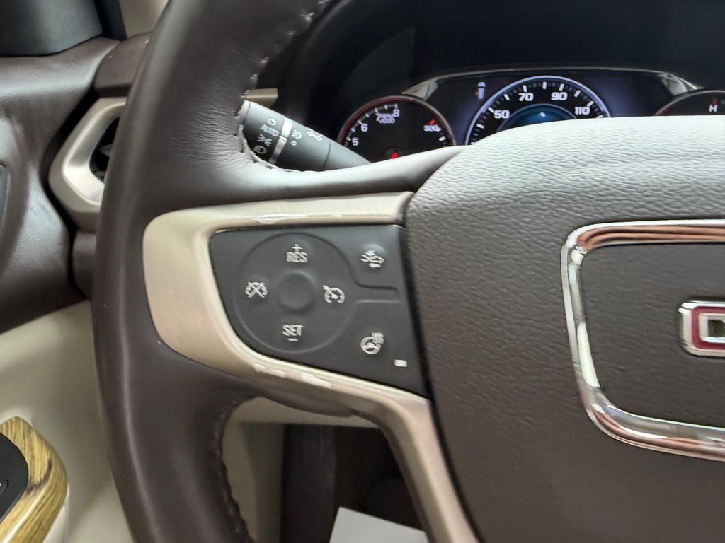 GMC Acadia Vehicle Full-screen Gallery Image 14