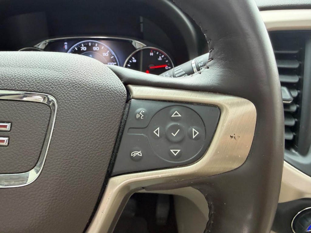 GMC Acadia Vehicle Full-screen Gallery Image 15