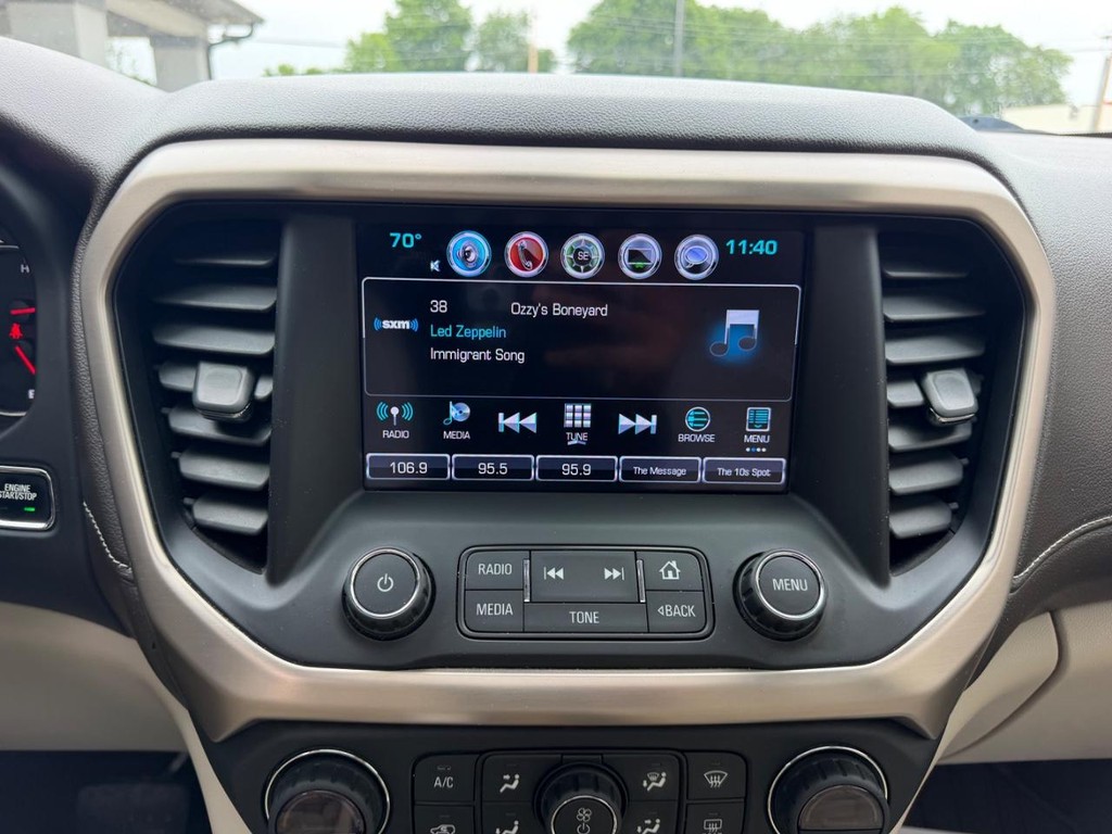 GMC Acadia Vehicle Full-screen Gallery Image 16