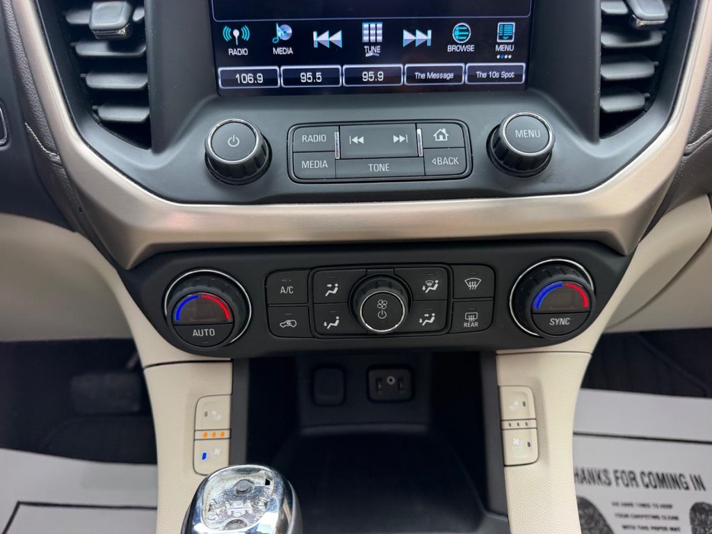GMC Acadia Vehicle Full-screen Gallery Image 17