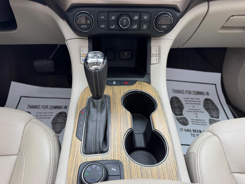 GMC Acadia Vehicle Full-screen Gallery Image 18