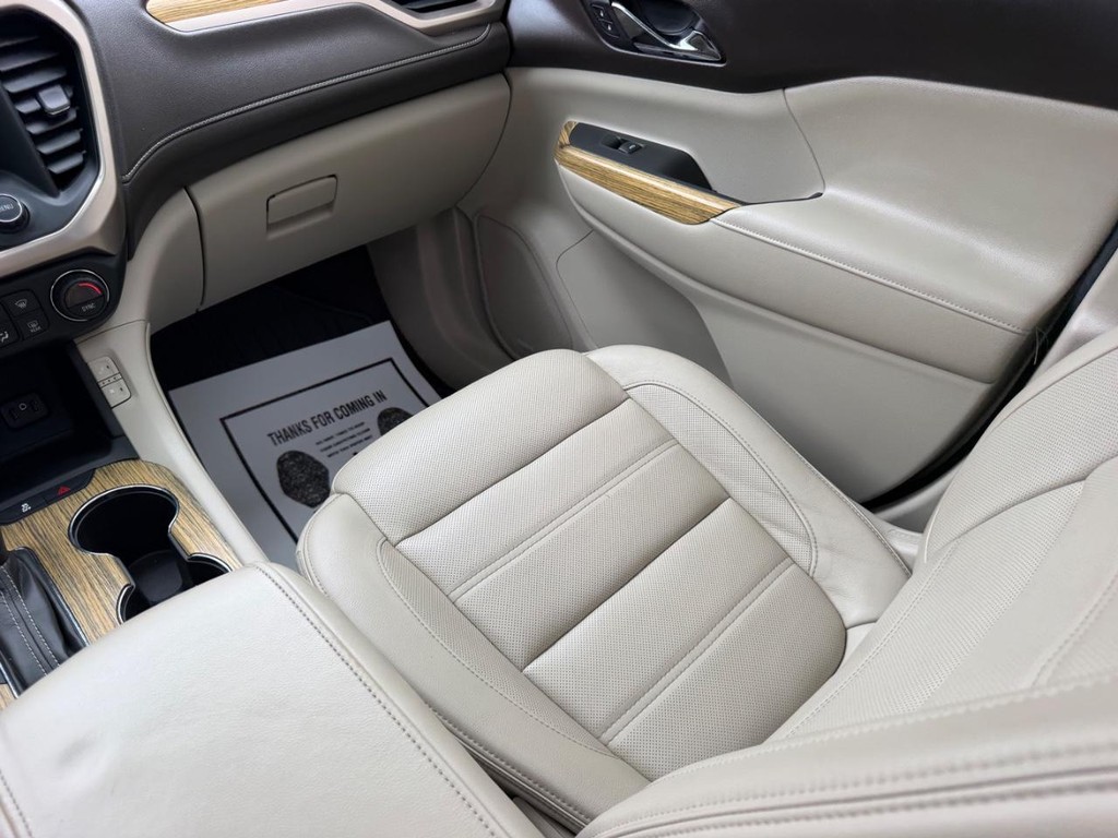 GMC Acadia Vehicle Full-screen Gallery Image 19