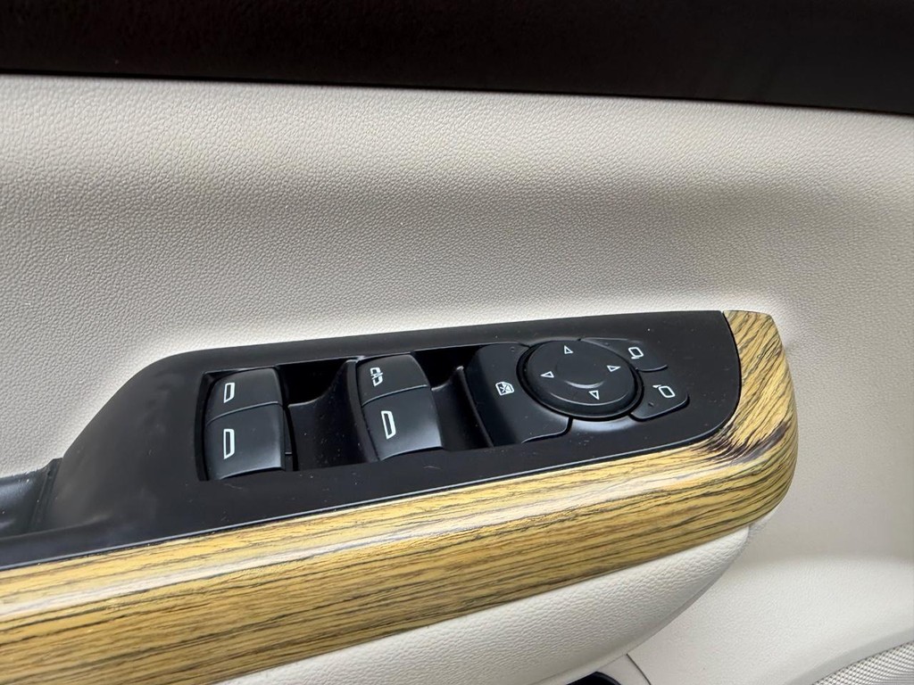 GMC Acadia Vehicle Full-screen Gallery Image 20