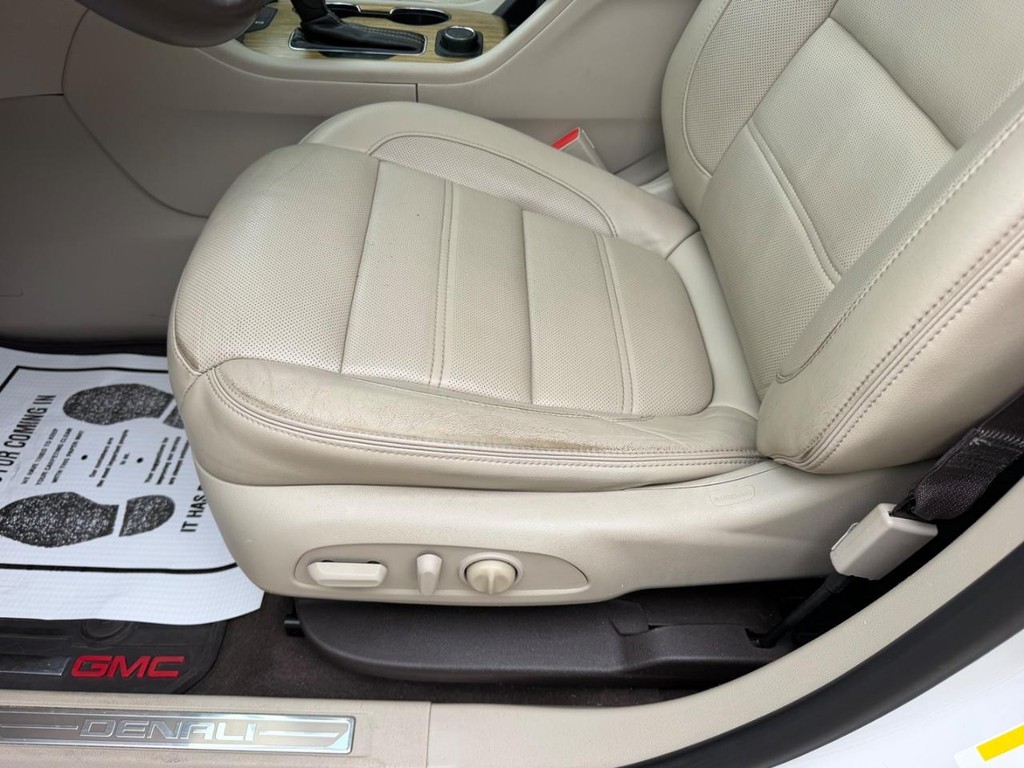 GMC Acadia Vehicle Full-screen Gallery Image 22