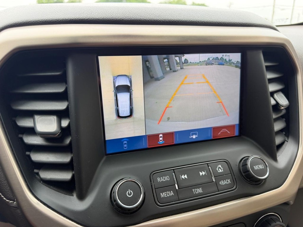 GMC Acadia Vehicle Full-screen Gallery Image 24