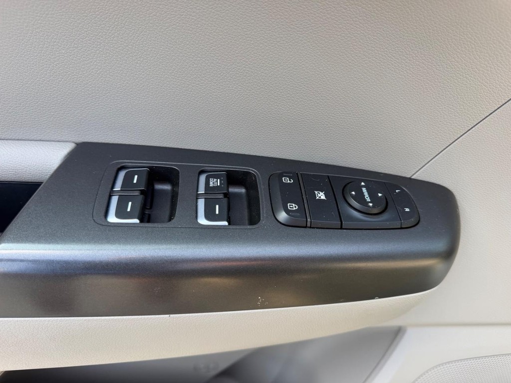 Kia Sportage Vehicle Full-screen Gallery Image 16