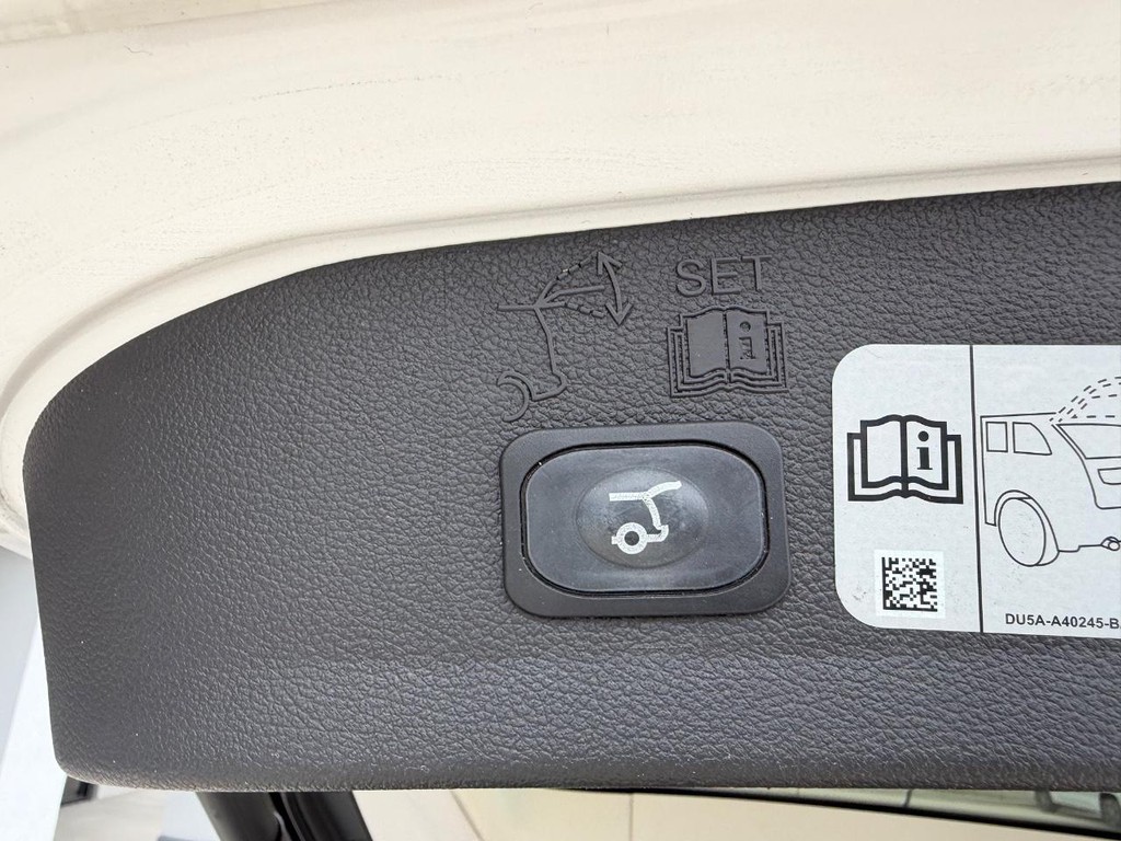 Ford Escape Vehicle Full-screen Gallery Image 06