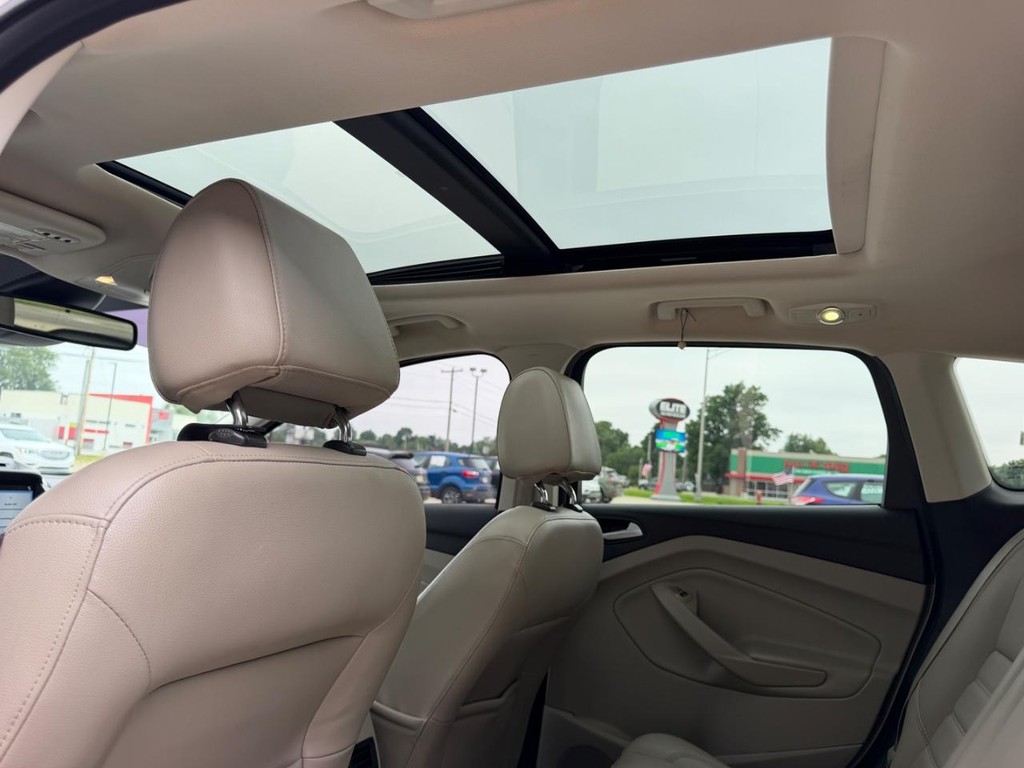 Ford Escape Vehicle Full-screen Gallery Image 09