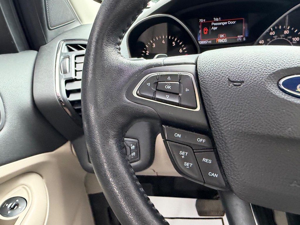 Ford Escape Vehicle Full-screen Gallery Image 12