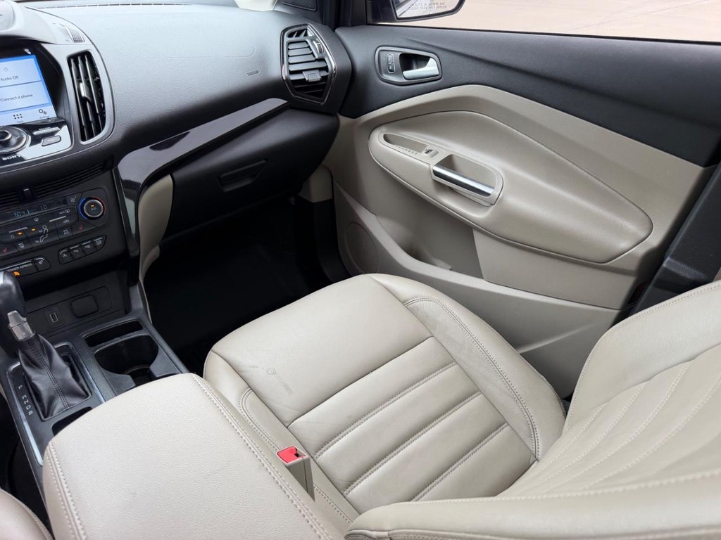 Ford Escape Vehicle Full-screen Gallery Image 17