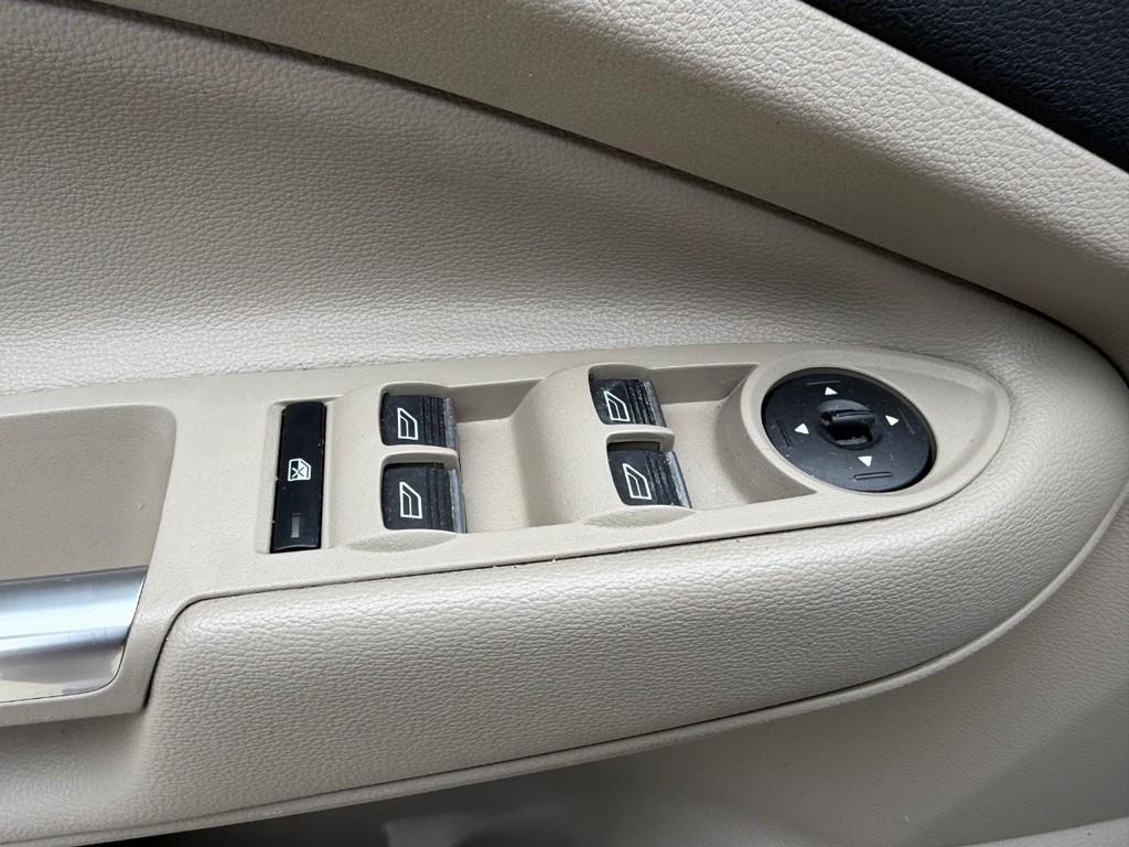Ford Escape Vehicle Full-screen Gallery Image 18