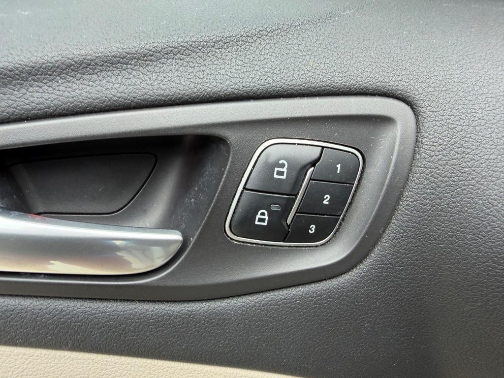Ford Escape Vehicle Full-screen Gallery Image 19