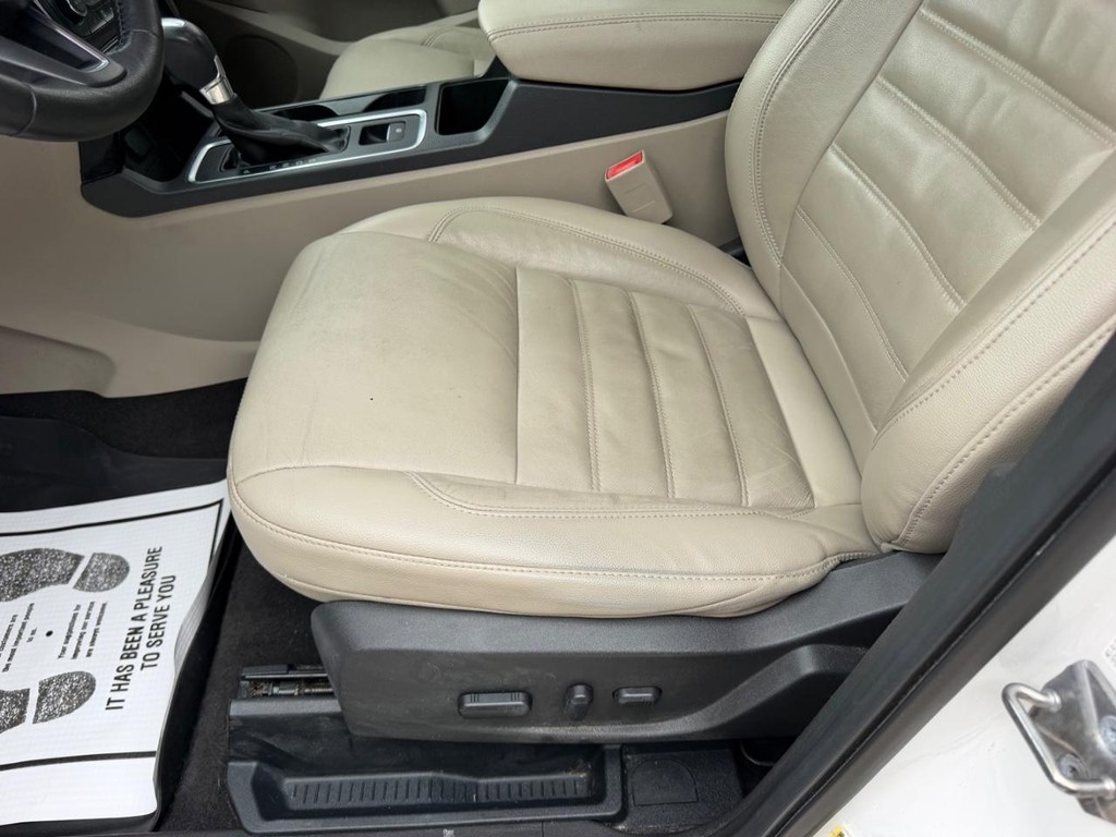 Ford Escape Vehicle Full-screen Gallery Image 22