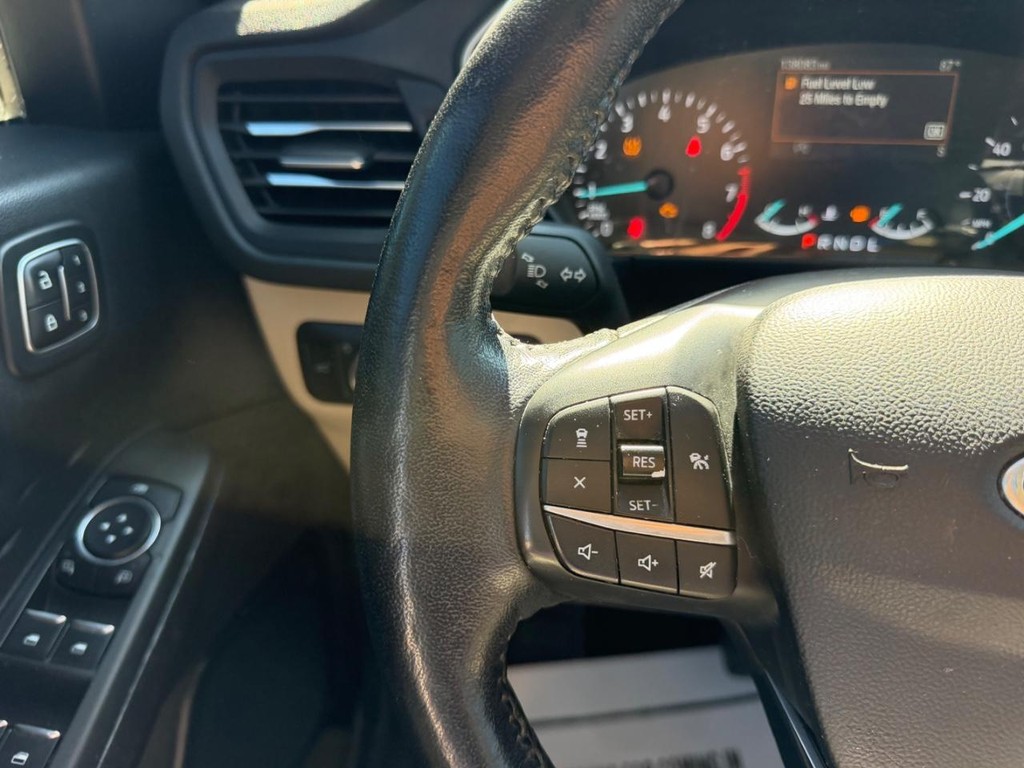 Ford Escape Vehicle Full-screen Gallery Image 10
