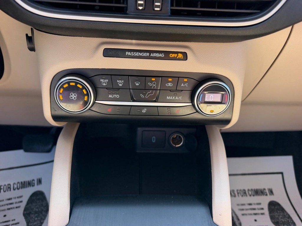 Ford Escape Vehicle Full-screen Gallery Image 13