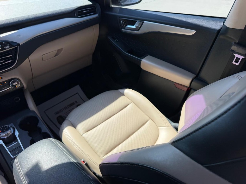 Ford Escape Vehicle Full-screen Gallery Image 15