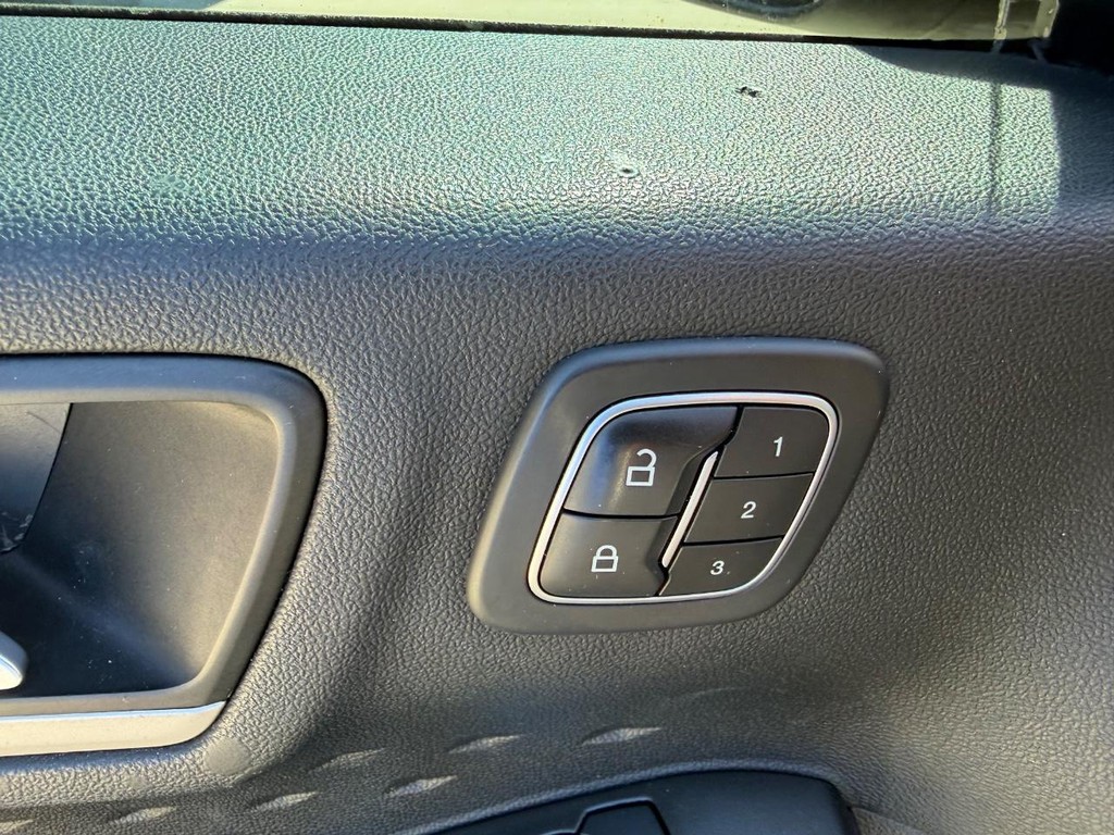 Ford Escape Vehicle Full-screen Gallery Image 17