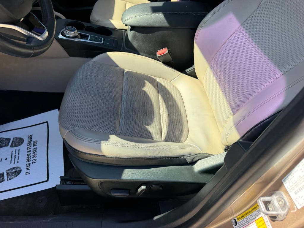 Ford Escape Vehicle Full-screen Gallery Image 18