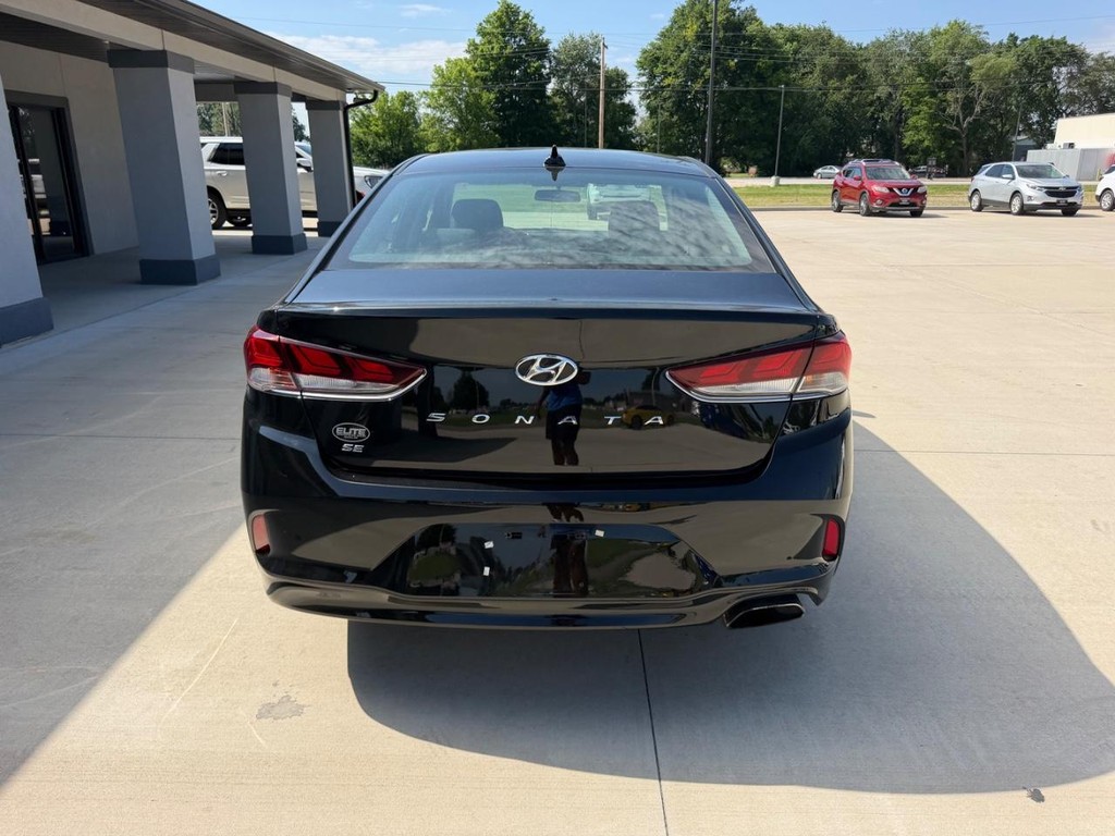 Hyundai Sonata Vehicle Full-screen Gallery Image 04