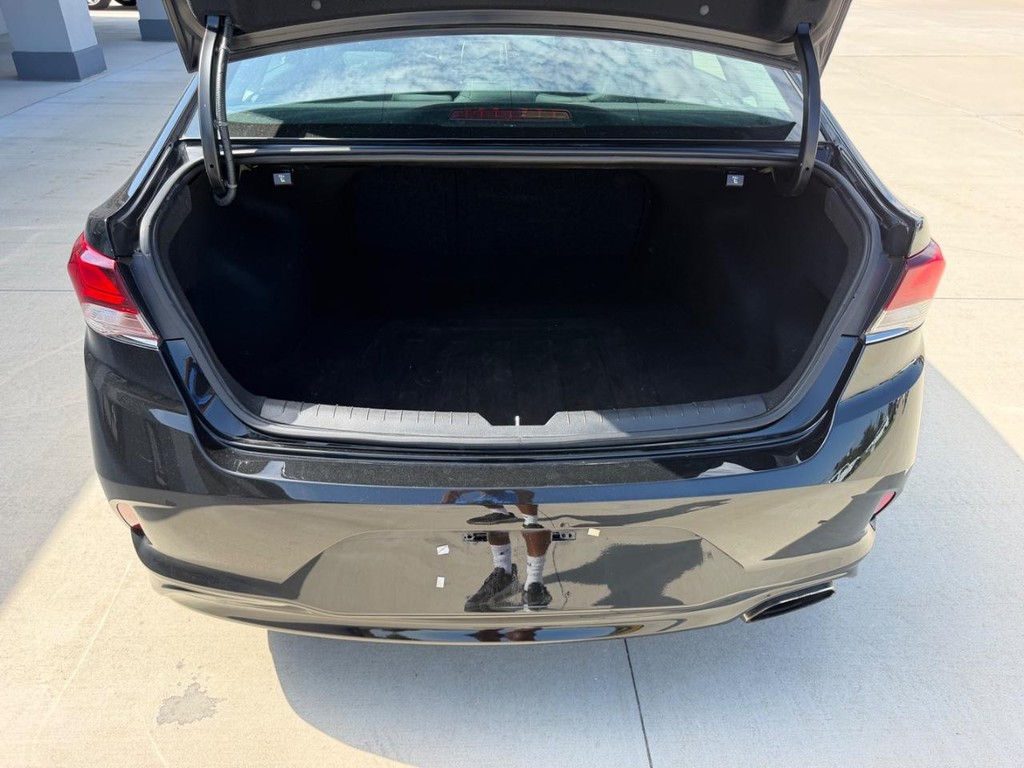 Hyundai Sonata Vehicle Full-screen Gallery Image 05