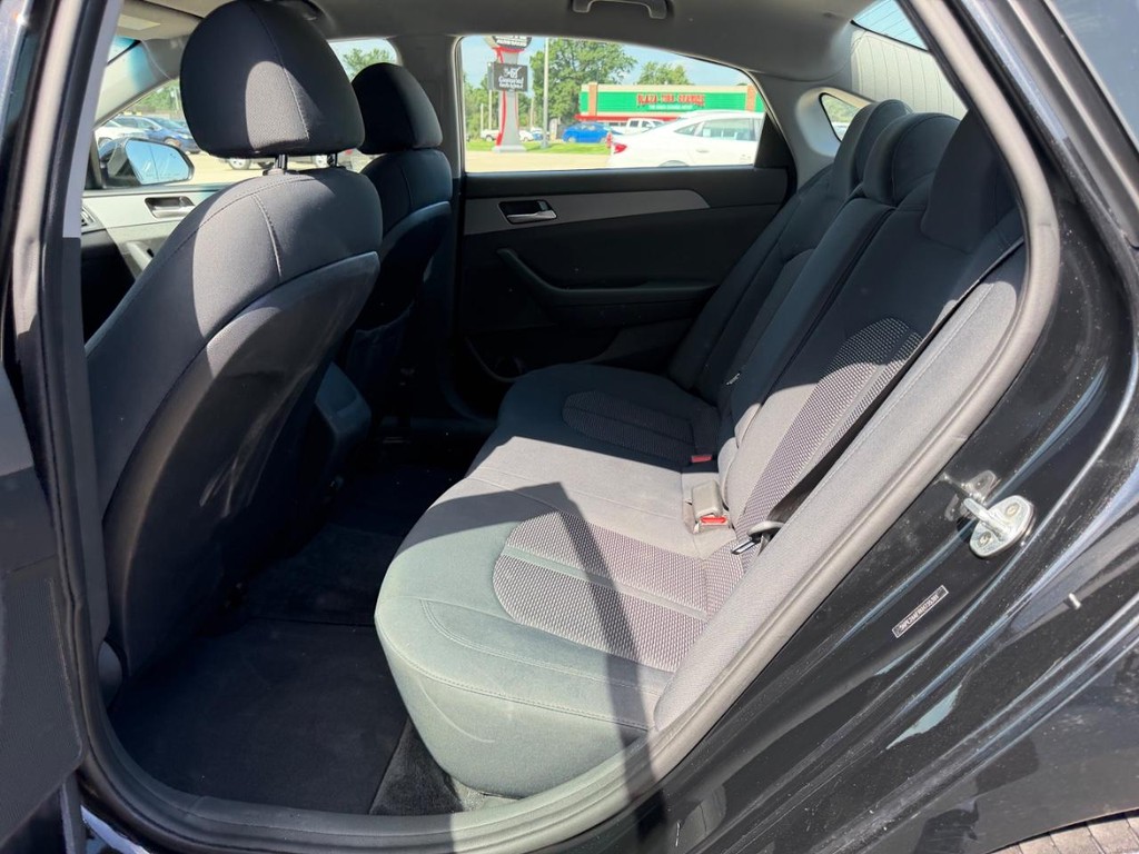 Hyundai Sonata Vehicle Full-screen Gallery Image 07