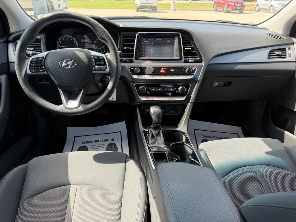Hyundai Sonata Vehicle Full-screen Gallery Image 08