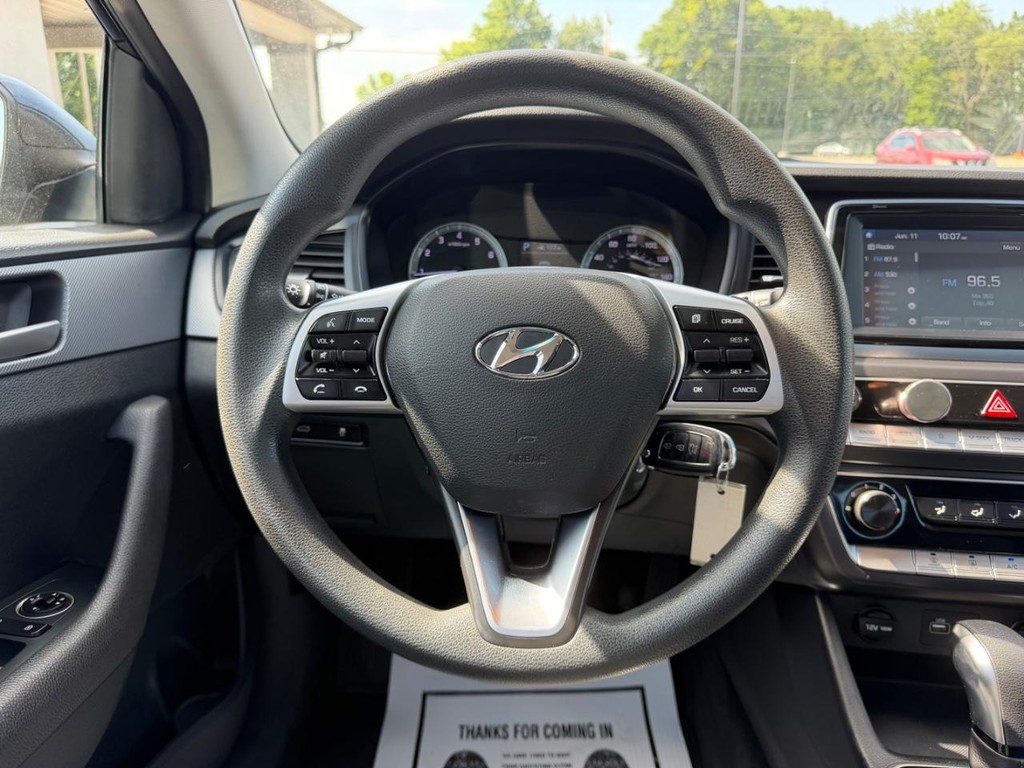 Hyundai Sonata Vehicle Full-screen Gallery Image 09