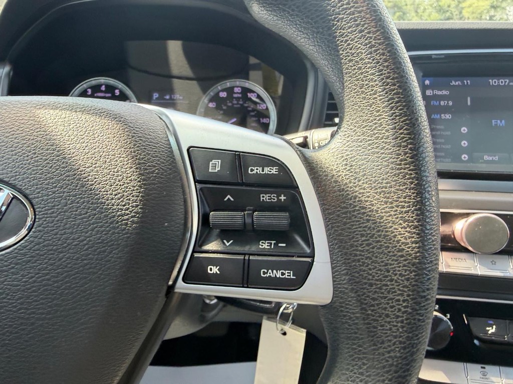 Hyundai Sonata Vehicle Full-screen Gallery Image 11