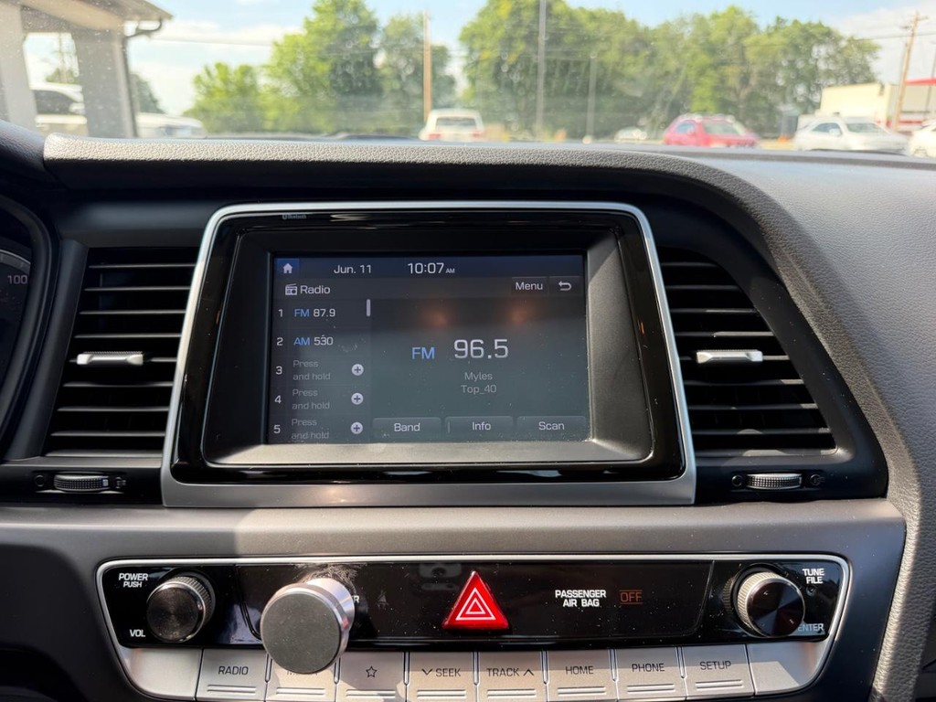 Hyundai Sonata Vehicle Full-screen Gallery Image 12