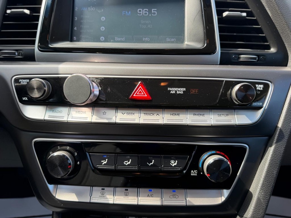 Hyundai Sonata Vehicle Full-screen Gallery Image 13
