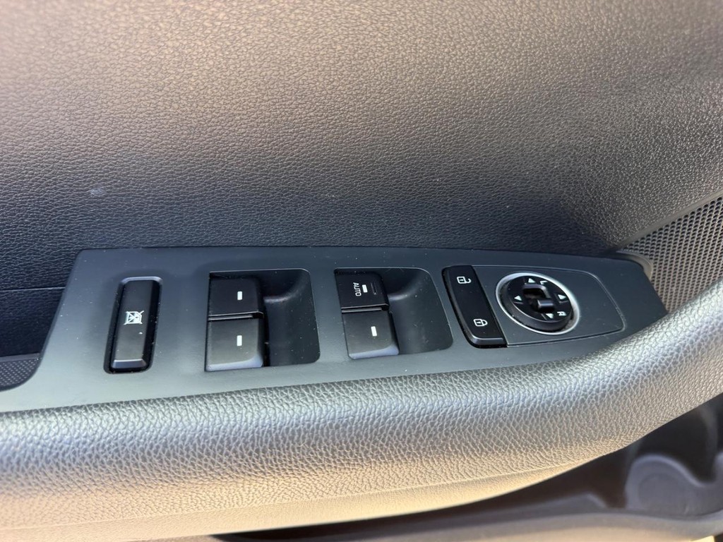 Hyundai Sonata Vehicle Full-screen Gallery Image 16