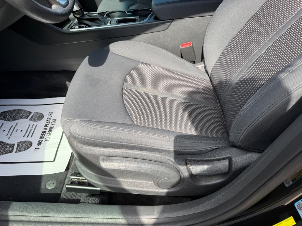 Hyundai Sonata Vehicle Full-screen Gallery Image 17