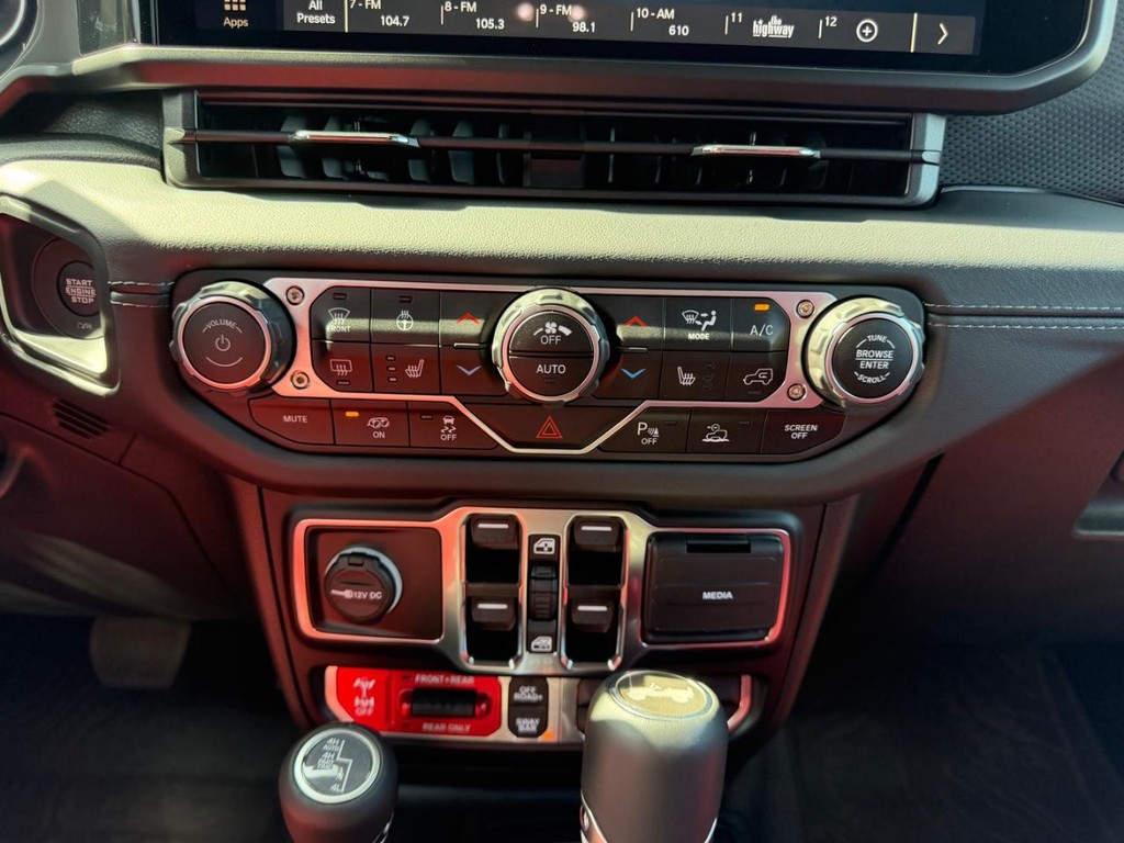 Jeep Wrangler Vehicle Full-screen Gallery Image 13
