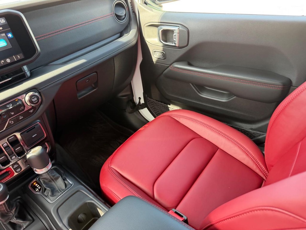 Jeep Wrangler Vehicle Full-screen Gallery Image 15