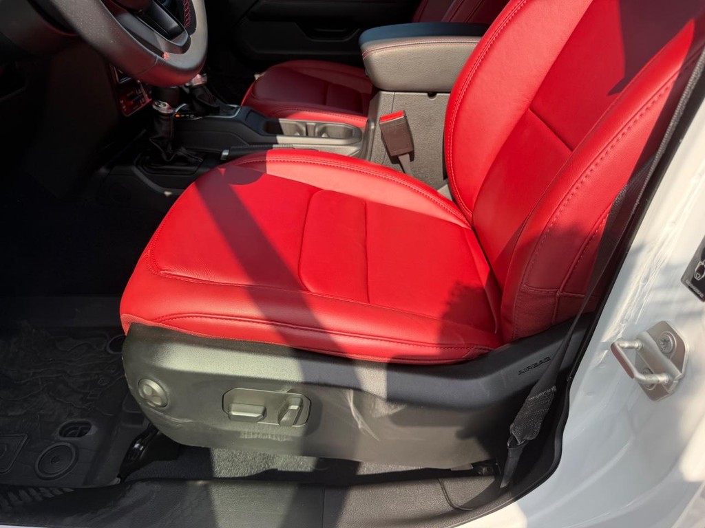 Jeep Wrangler Vehicle Full-screen Gallery Image 17