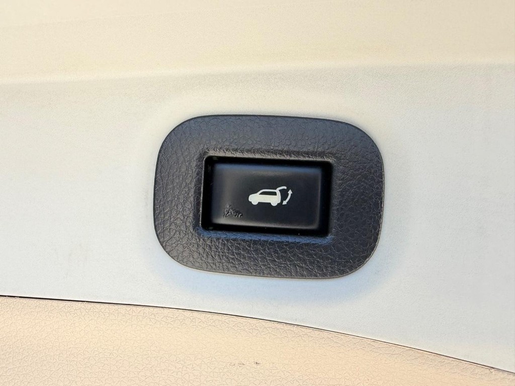 Nissan Rogue Vehicle Full-screen Gallery Image 6