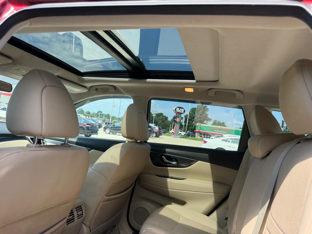 Nissan Rogue Vehicle Full-screen Gallery Image 9