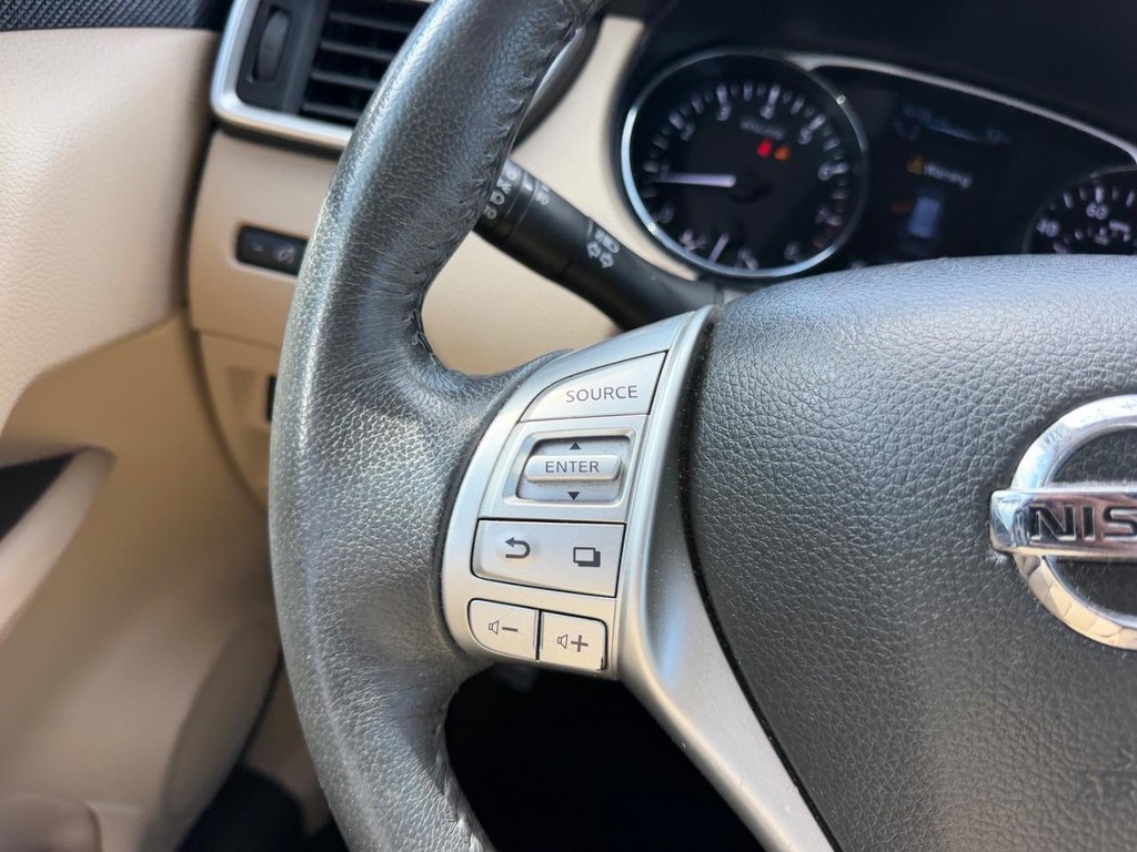 Nissan Rogue Vehicle Full-screen Gallery Image 12