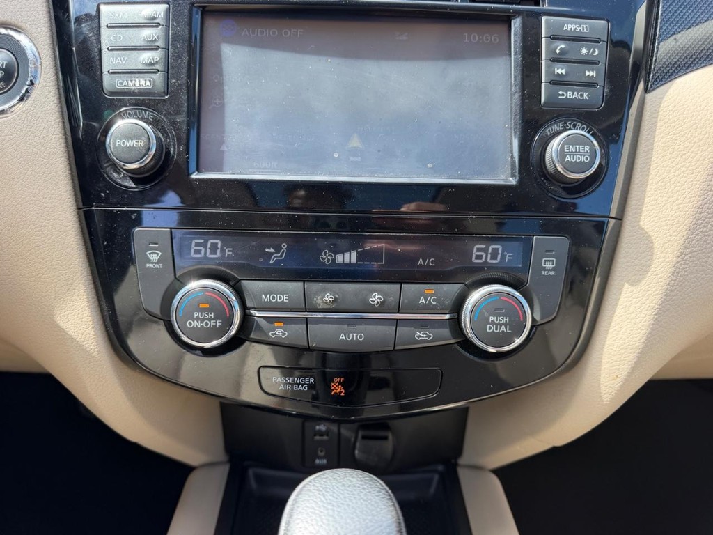 Nissan Rogue Vehicle Full-screen Gallery Image 15