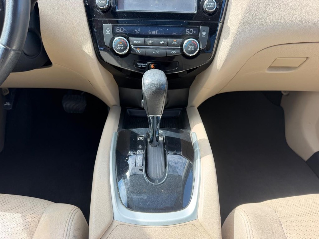 Nissan Rogue Vehicle Full-screen Gallery Image 16