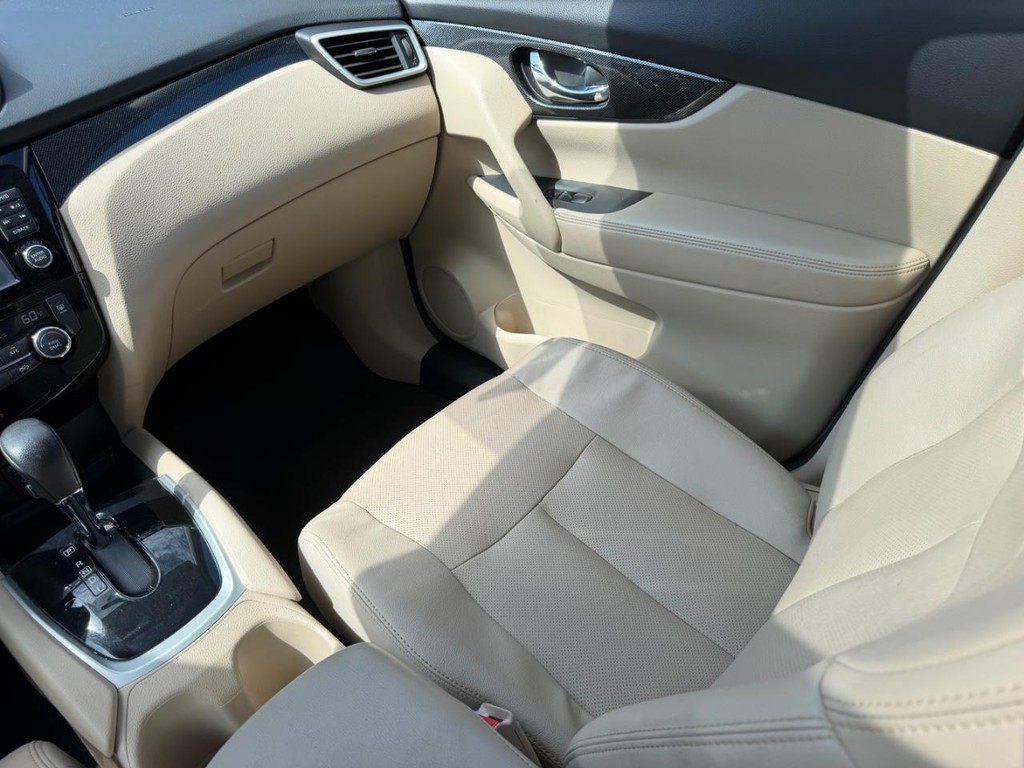 Nissan Rogue Vehicle Full-screen Gallery Image 17