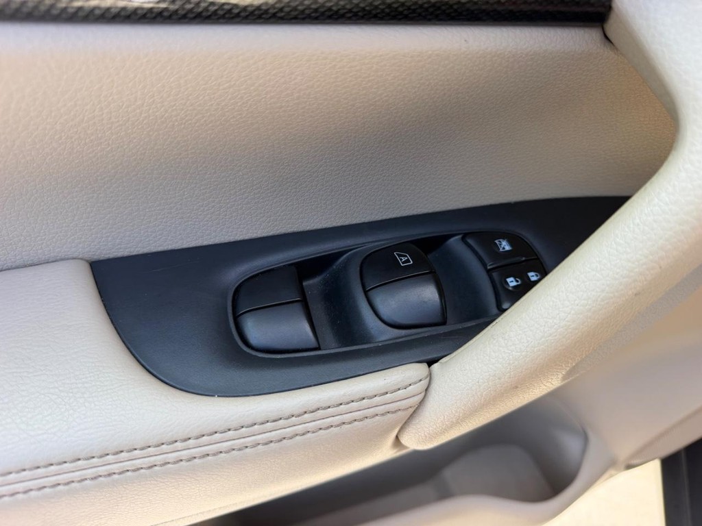 Nissan Rogue Vehicle Full-screen Gallery Image 18